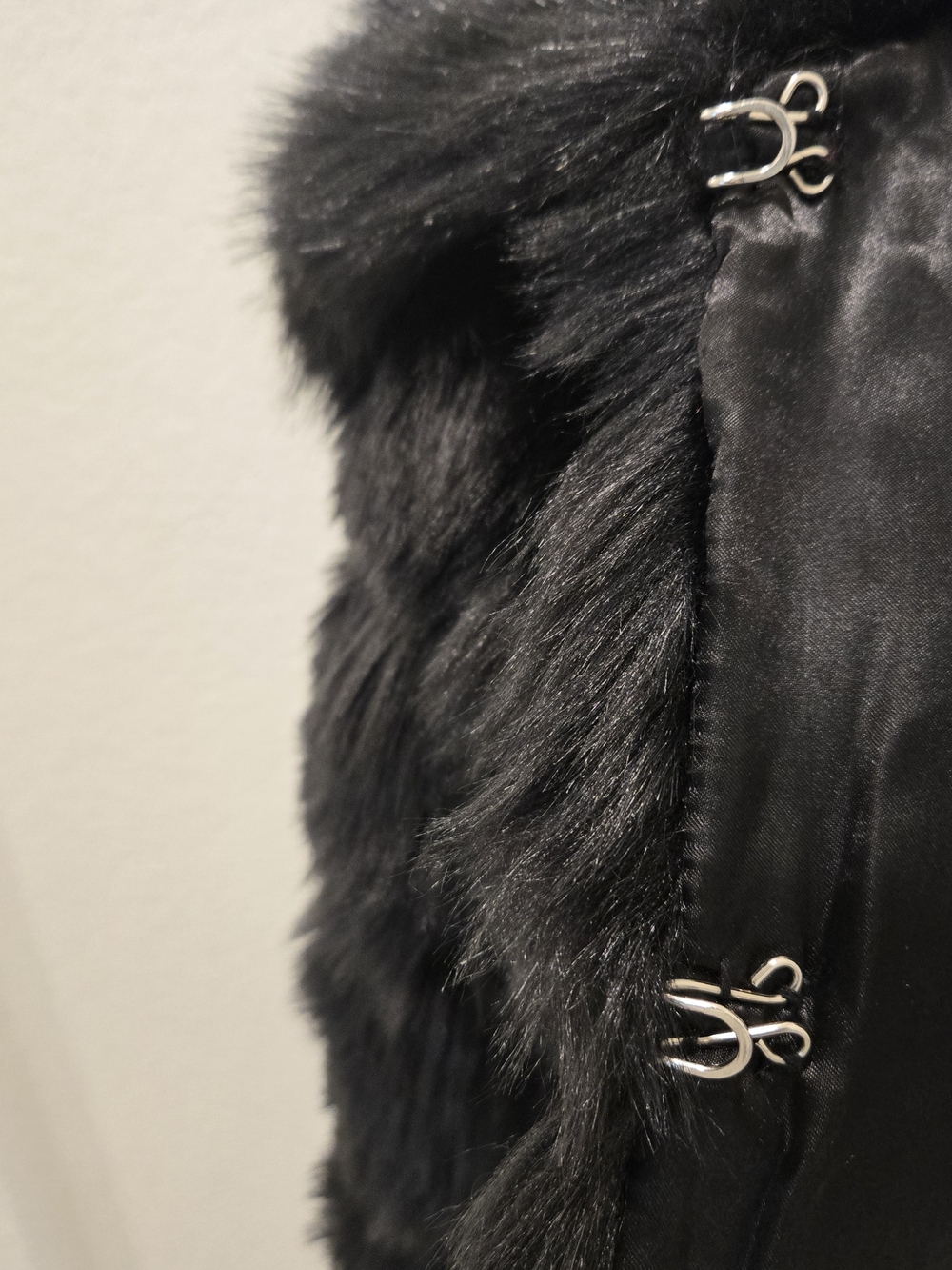 Black Faux Fur Cropped Jacket - Women - Picture 3 of 7